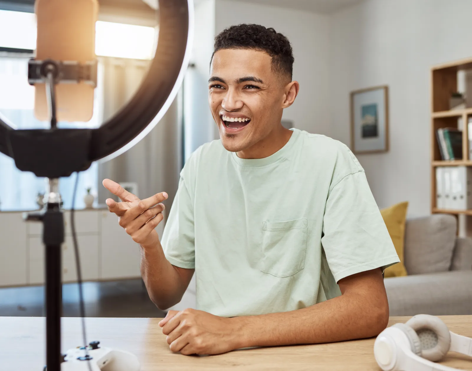 Jeune créateur en plein direct avec un ring light
